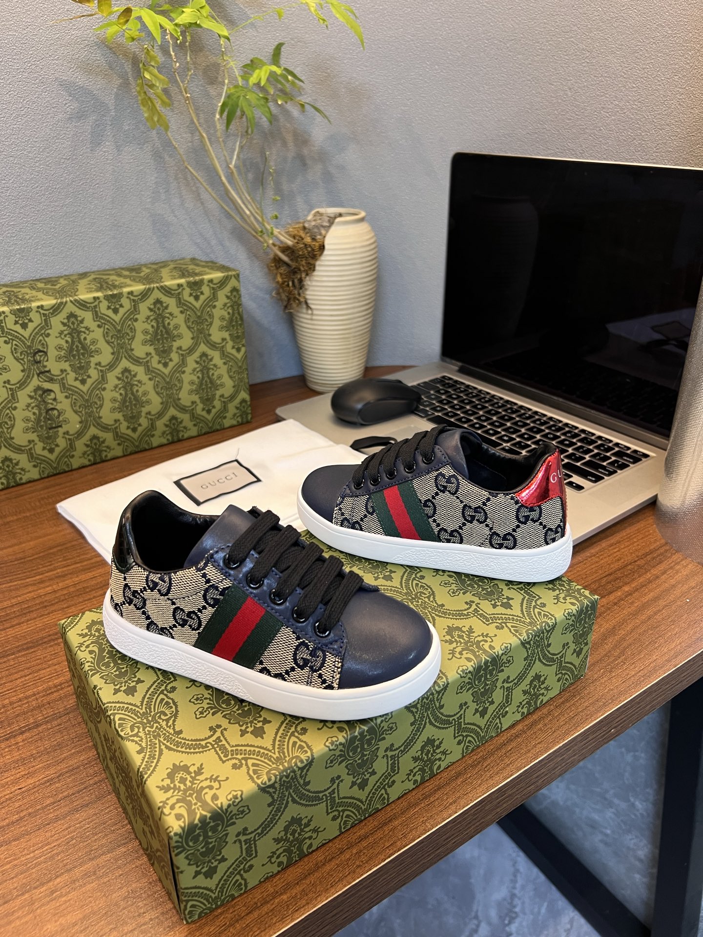 Children's shoes child